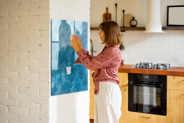 Pizarra magnética de pared con rotulador Un tablero colorido para notas y fotos.