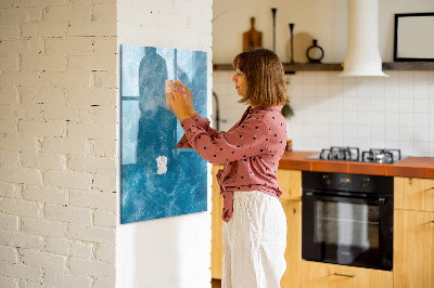 Pizarra magnética de pared con rotulador Un tablero colorido para notas y fotos.