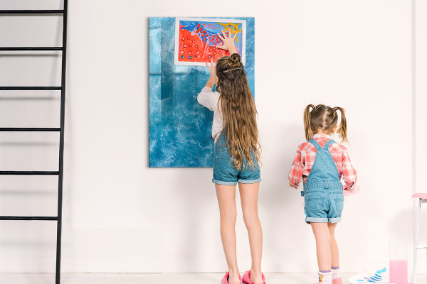 Pizarra magnética de pared con rotulador Un tablero colorido para notas y fotos.