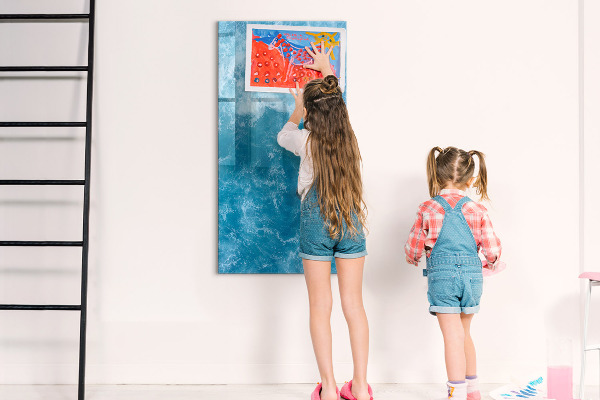 Pizarra magnética de pared con rotulador Un tablero colorido para notas y fotos.