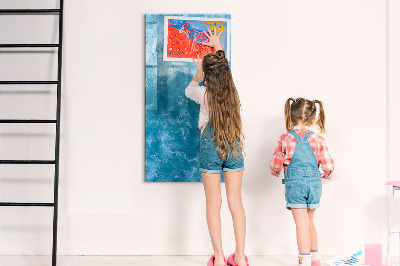 Pizarra magnética de pared con rotulador Un tablero colorido para notas y fotos.