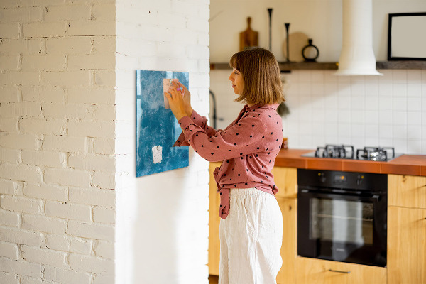 Pizarra magnética de pared con rotulador Un tablero colorido para notas y fotos.