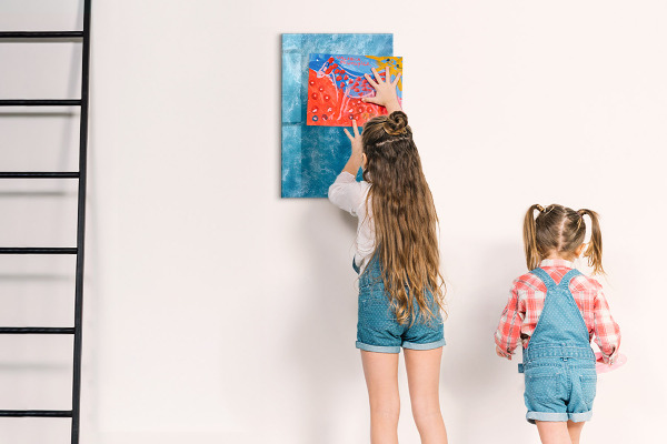 Pizarra magnética de pared con rotulador Un tablero colorido para notas y fotos.