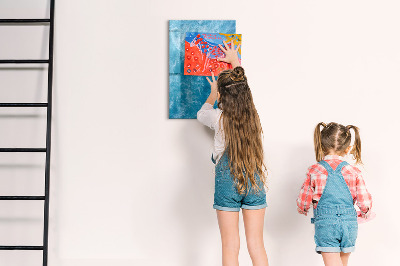 Pizarra magnética de pared con rotulador Un tablero colorido para notas y fotos.