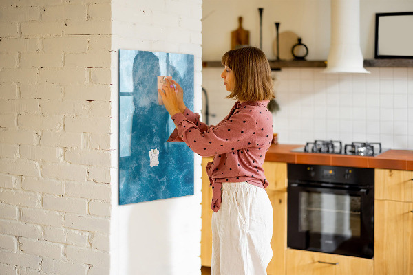 Pizarra magnética de pared con rotulador Un tablero colorido para notas y fotos.