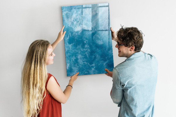 Pizarra magnética de pared con rotulador Un tablero colorido para notas y fotos.