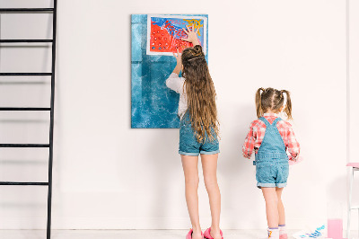 Pizarra magnética de pared con rotulador Un tablero colorido para notas y fotos.