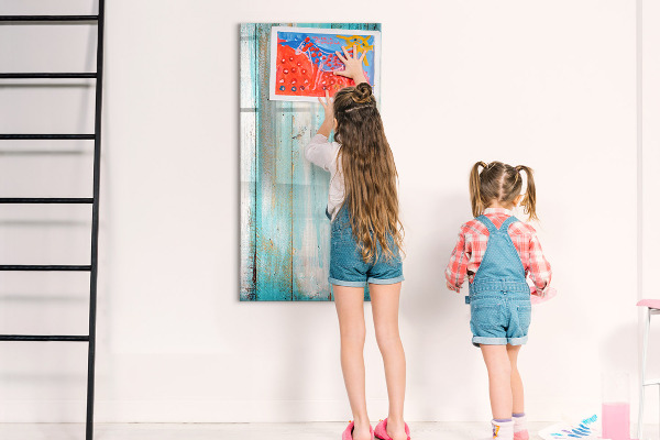 Pizarra magnética de pared con rotulador Un tablero colorido para fotos y notas.