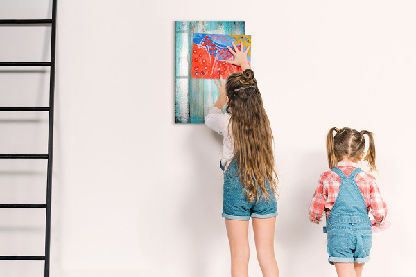 Pizarra magnética de pared con rotulador Un tablero colorido para fotos y notas.