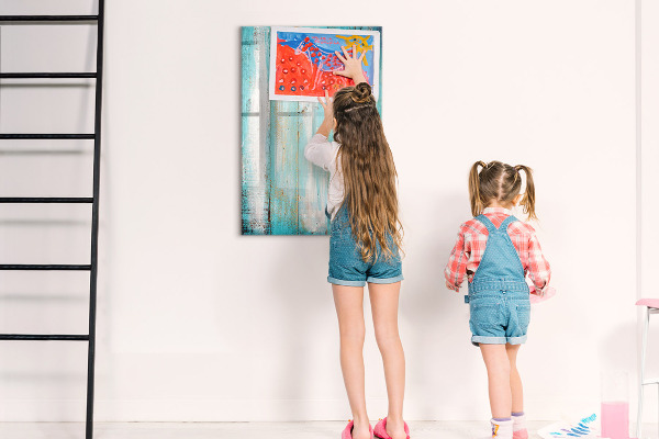 Pizarra magnética de pared con rotulador Un tablero colorido para fotos y notas.