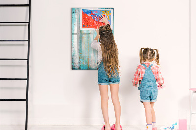 Pizarra magnética de pared con rotulador Un tablero colorido para fotos y notas.