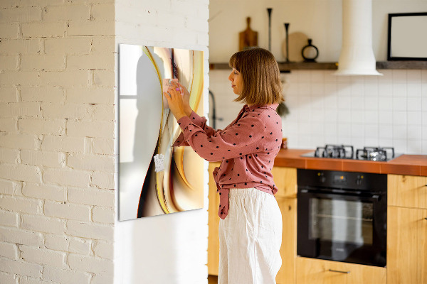 Pizarra magnética de pared con rotulador Un tablero colorido para notas y fotos.