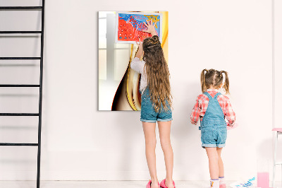 Pizarra magnética de pared con rotulador Un tablero colorido para notas y fotos.