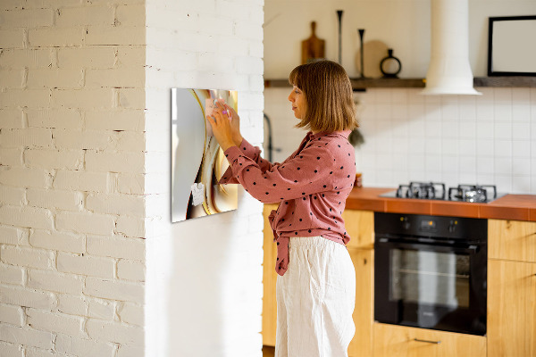 Pizarra magnética de pared con rotulador Un tablero colorido para notas y fotos.