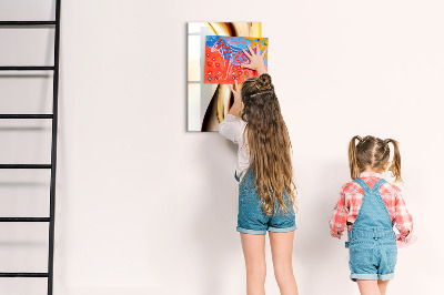 Pizarra magnética de pared con rotulador Un tablero colorido para notas y fotos.