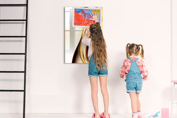 Pizarra magnética de pared con rotulador Un tablero colorido para notas y fotos.