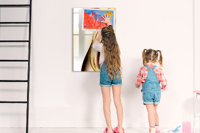 Pizarra magnética de pared con rotulador Un tablero colorido para notas y fotos.