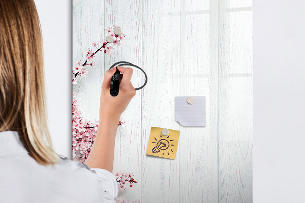 Pizarra magnética de pared con rotulador Un espacio creativo para fotos y notas.
