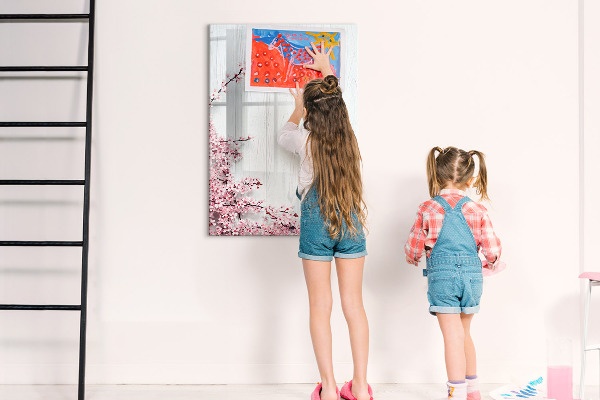 Pizarra magnética de pared con rotulador Un espacio creativo para fotos y notas.