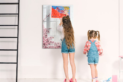 Pizarra magnética de pared con rotulador Un espacio creativo para fotos y notas.