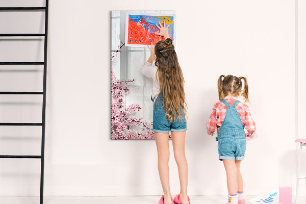 Pizarra magnética de pared con rotulador Un espacio creativo para fotos y notas.