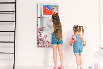 Pizarra magnética de pared con rotulador Un espacio creativo para fotos y notas.