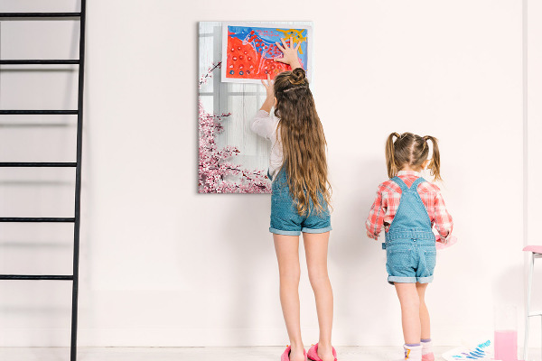 Pizarra magnética de pared con rotulador Un espacio creativo para fotos y notas.