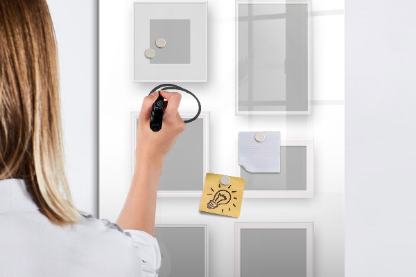 Pizarra borrable de cristal con imanes Un espacio creativo para fotos y notas.