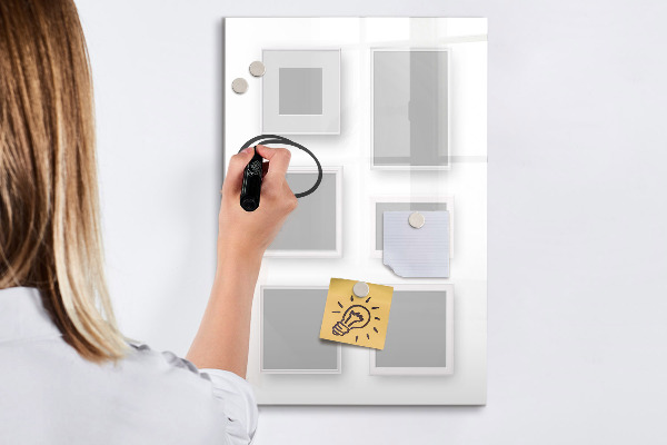 Pizarra borrable de cristal con imanes Un espacio creativo para fotos y notas.