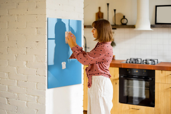 Pizarra magnética de pared con rotulador Un tablero colorido para notas y fotos.