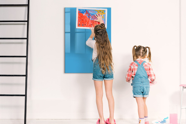 Pizarra magnética de pared con rotulador Un tablero colorido para notas y fotos.