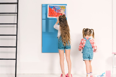 Pizarra magnética de pared con rotulador Un tablero colorido para notas y fotos.