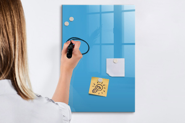 Pizarra magnética de pared con rotulador Un tablero colorido para notas y fotos.