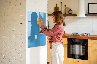 Pizarra magnética de pared con rotulador Un tablero colorido para notas y fotos.