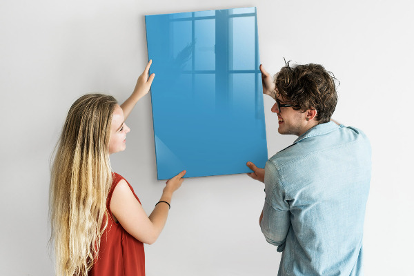 Pizarra magnética de pared con rotulador Un tablero colorido para notas y fotos.