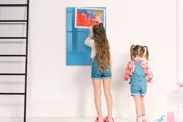 Pizarra magnética de pared con rotulador Un tablero colorido para notas y fotos.