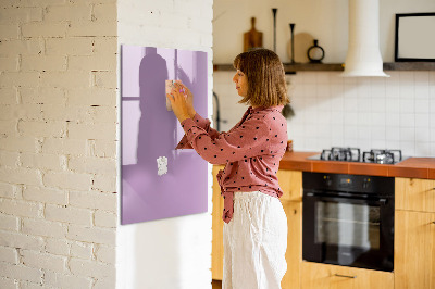 Pizarra magnética de pared con rotulador Un tablero colorido para notas y fotos.