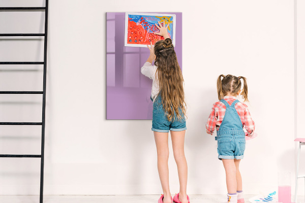 Pizarra magnética de pared con rotulador Un tablero colorido para notas y fotos.