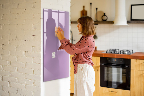 Pizarra magnética de pared con rotulador Un tablero colorido para notas y fotos.