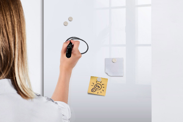 Pizarra magnética de pared con rotulador Conservando recuerdos con un estilo moderno.