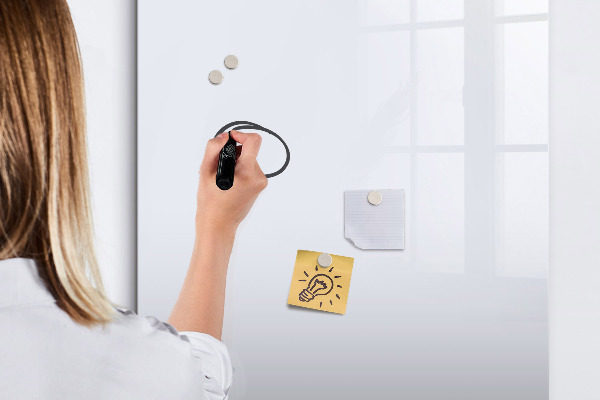 Pizarra magnética de pared con rotulador Conservando recuerdos con un estilo moderno.