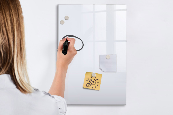 Pizarra magnética de pared con rotulador Conservando recuerdos con un estilo moderno.