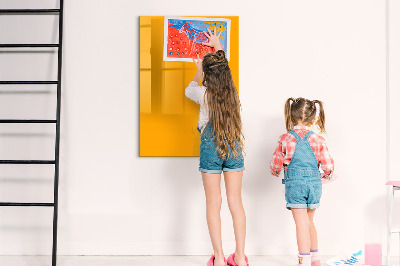 Pizarra magnética de pared con rotulador Un tablero colorido para notas y fotos.