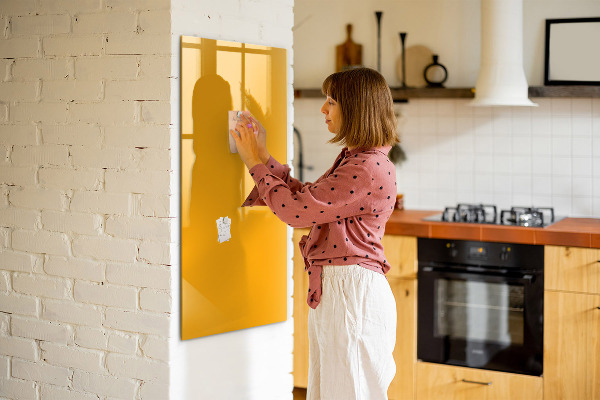 Pizarra magnética de pared con rotulador Un tablero colorido para notas y fotos.