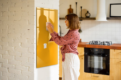 Pizarra magnética de pared con rotulador Un tablero colorido para notas y fotos.