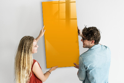 Pizarra magnética de pared con rotulador Un tablero colorido para notas y fotos.