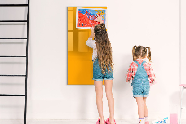 Pizarra magnética de pared con rotulador Un tablero colorido para notas y fotos.
