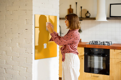 Pizarra magnética de pared con rotulador Un tablero colorido para notas y fotos.