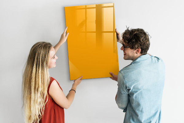 Pizarra magnética de pared con rotulador Un tablero colorido para notas y fotos.