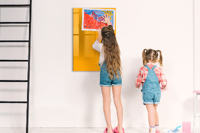 Pizarra magnética de pared con rotulador Un tablero colorido para notas y fotos.